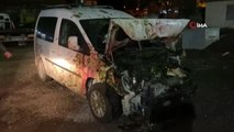 Hafif ticari araç sürüye çarptı: 6 kişi yaralandı, 50 koyun telef oldu