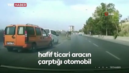 Download Video: Hafif ticari aracın çarptığı otomobil yan yattı