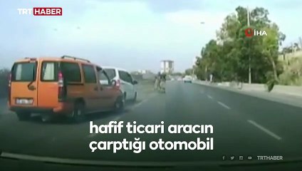 Hafif ticari aracın çarptığı otomobil yan yattı