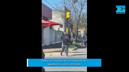Pedía con muletas en un semáforo, lo agredieron y salió corriendo