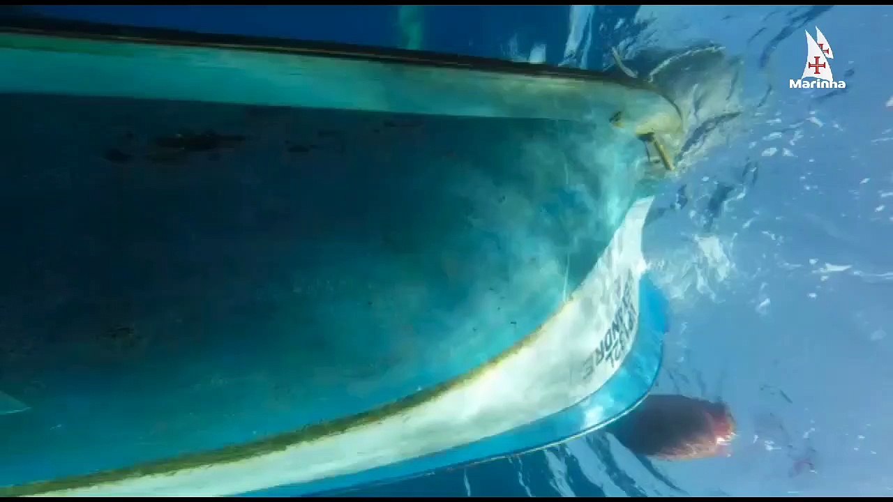 A Marinha Portuguesa localizou este domingo a embarcação de pesca ‘Alexandre’, parcialmente afundada, onde seguiam os dois pescadores que se encontram desaparecidos desde sábado. Em comunicado, a entidade revela estar a coordenar, “desde as 18h45 da tarde