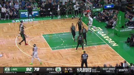 Play of the Day: Giannis Antetokounmpo