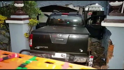 Carro invade residência no Bairro Siena, em Cascavel