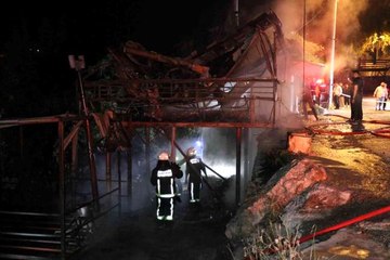 Alevlere teslim olan restoran küle döndü