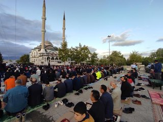 MALATYA'DA NAMAZ SONRASI ŞEHİTLİKTE BURUK BAYRAM