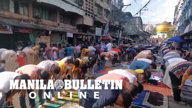 Filipino Muslims pray the Salat al-Eid at the Golden Mosque in Manila to mark the end of Ramadan