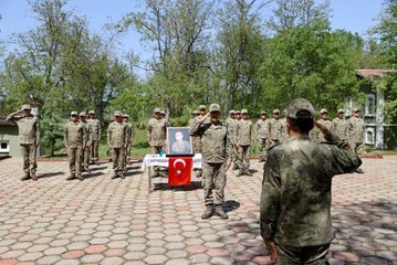 Son dakika haberi: Sınırda görev yapan Mehmetçik kışlada komutanları ve silah arkadaşlarıyla bayramlaştı