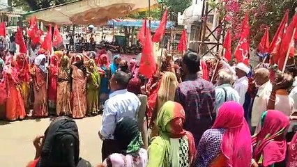 मजदूर दिवस पर निकाली रैली, किया प्रदर्शन