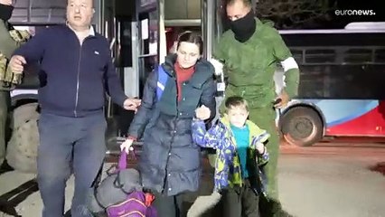 L'evacuazione a tappe dei civili dall'acciaieria Azovstal