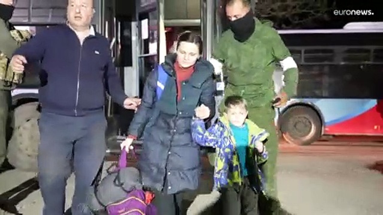L'evacuazione a tappe dei civili dall'acciaieria Azovstal