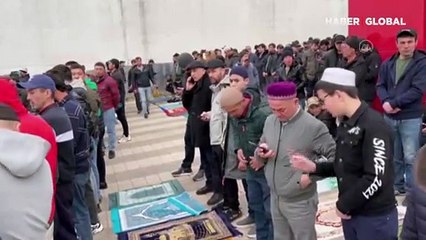Rusya'da Müslümanlar Ramazan Bayramı namazında camilere sığmadı