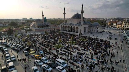 Binlerce vatandaş bayram namazı için Mevlana Meydanı'nda buluştu