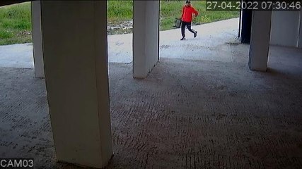 GETİRDİĞİ SANDALYEYE ÇIKARAK SİTENİN GÜVENLİK KAMERASINI ÇALDI