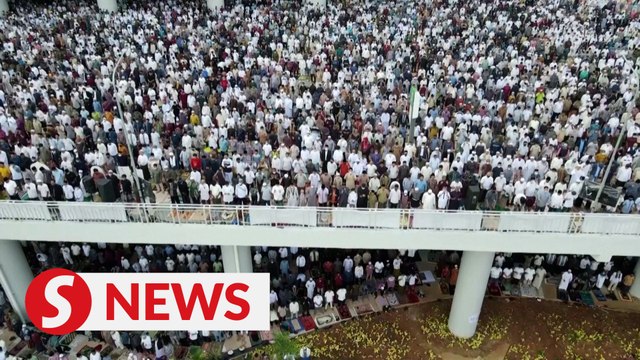 Indonesian Muslims celebrate Eid with mass prayers 