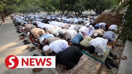 Mass prayers performed around the world on first day of Eid al-Fitr