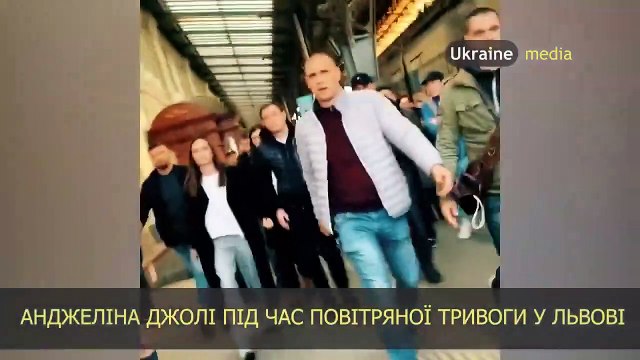 Guerre en Ukraine: Regardez les images de l'actrice Angelina Jolie évacuée de la gare de Lviv après le retentissement d'une alerte - VIDEO