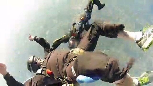 Un instructeur de saut en parachute sauve la vie de son élève