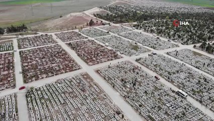 Vefat eden yakınlarını bayramın ilk gününde yalnız bırakmadılar