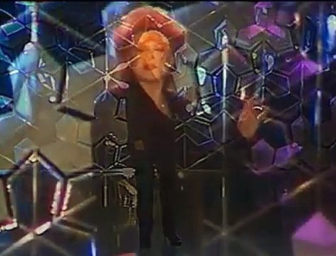 Régine chante Les P'tits Papiers à la télévision