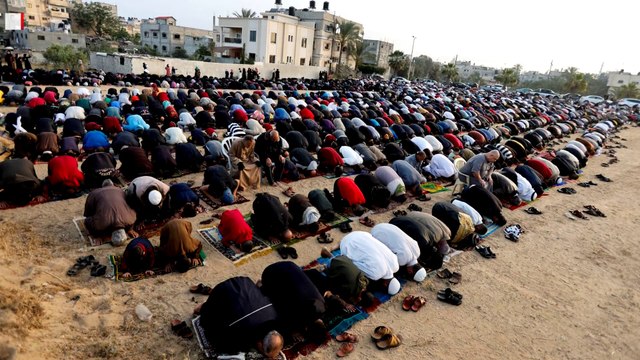 المسلمون حول العالم يحتفلون بأول أيام عيد الفطر