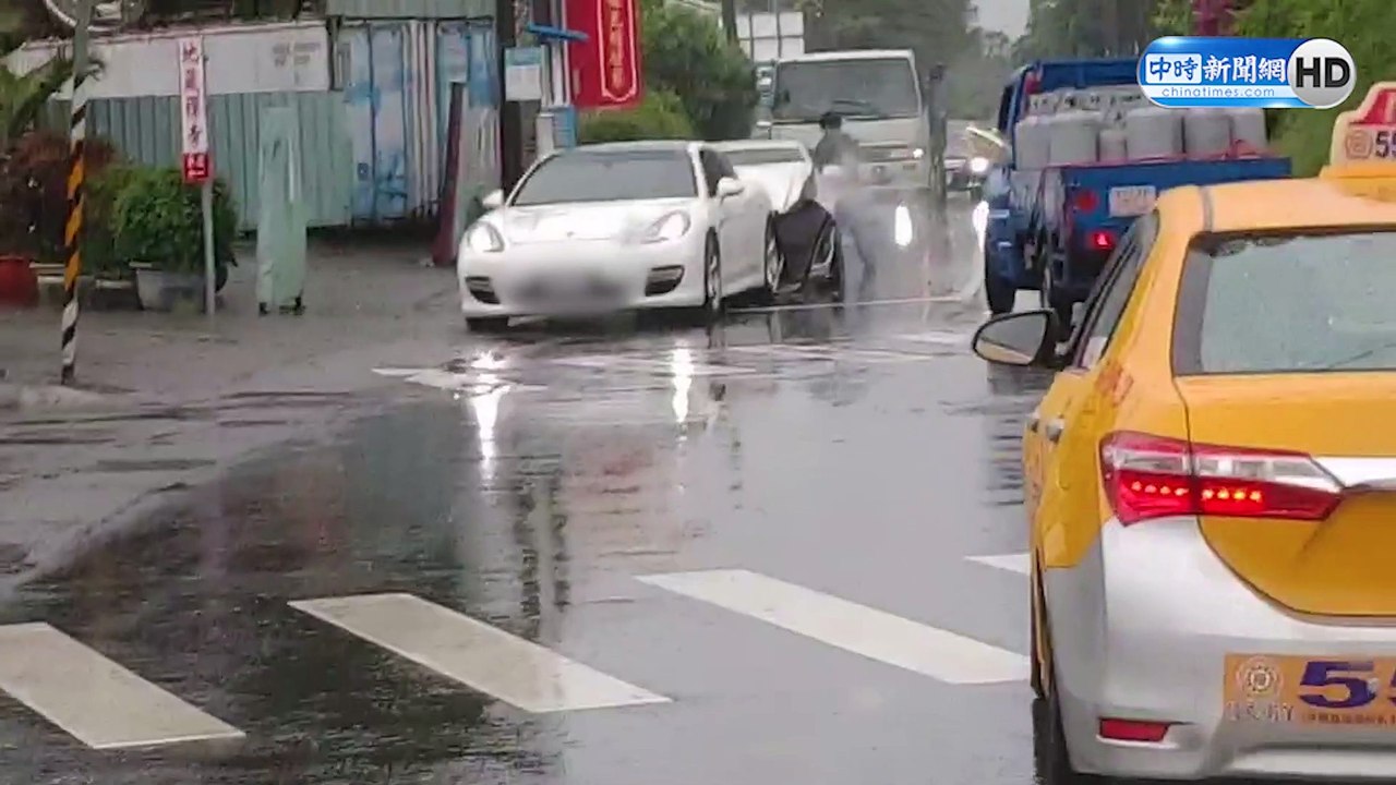 好貴的車禍！北市社子島賓士轎跑撞保時捷 車頭全凹
