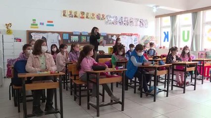 Ünlü ressamlardan esinlenen öğrenciler atıklardan tasarımlar yapıyor