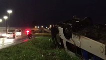 Ônibus sai da pista e tomba na BR-282 em Florianópolis