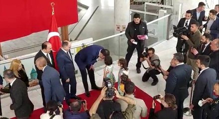 Bakan Kurum, 7 yaşındaki Zeliha'nın elini öpüp harçlık verdi