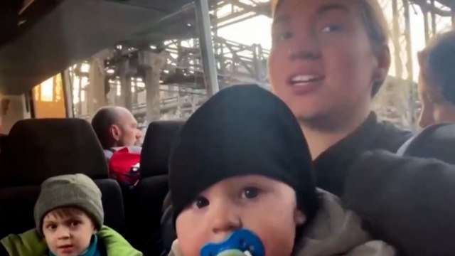 «On manquait de nourriture» : à Marioupol, une centaine de civils évacués de l'aciérie Azovstal