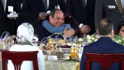 مشهد نابع من حب . طفلة تحتضن الرئيس السيسي وترفض تركه