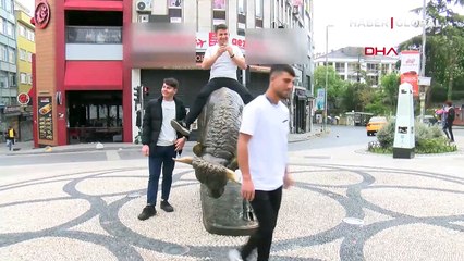 Restorasyonu tamamlanan boğa heykeli açıldı; Üstüne çıkıp 'duyarlı olun' dedi