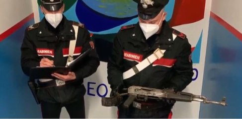 Télécharger la video: Modugno (BA) - Carabinieri trovano Kalashnikov, fucile e droga: 2 arresti (02.05.22)