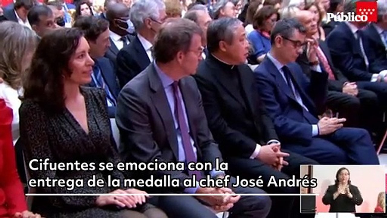 Cifuentes se emociona durante la entrega de la Medalla de Oro de la Comunidad de Madrid al chef José Andrés