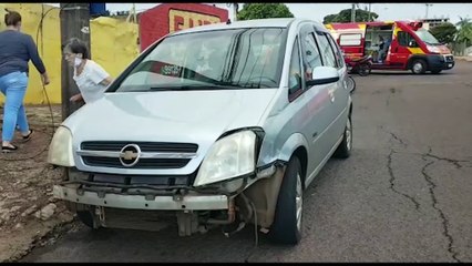 Meriva e moto se envolvem em colisão na Rua Visconde de Guarapuava