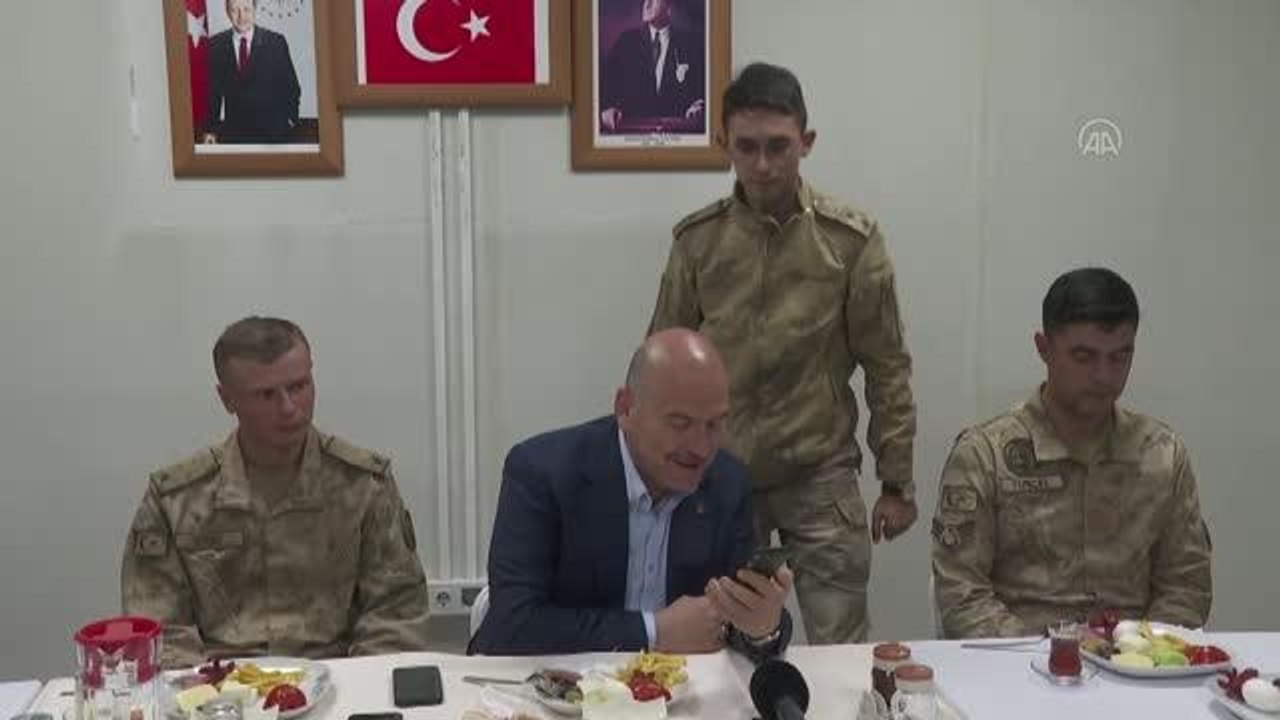 Bakan Soylu, Zirvin Tepe Üs Bölgesi'nde görevli jandarmaları aileleriyle telefonda görüştürdü