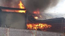 Battaniye fabrikasında çıkan yangına müdahale ediliyor (2)
