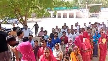 ये कतार नामी निजी स्कूल की नहीं, सरकारी इंग्लिश मीडियम स्कूल की है