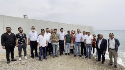 Plaja Çin Seddi gibi duvar örüldü
