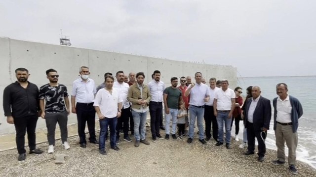 Plaja Çin Seddi gibi duvar örüldü