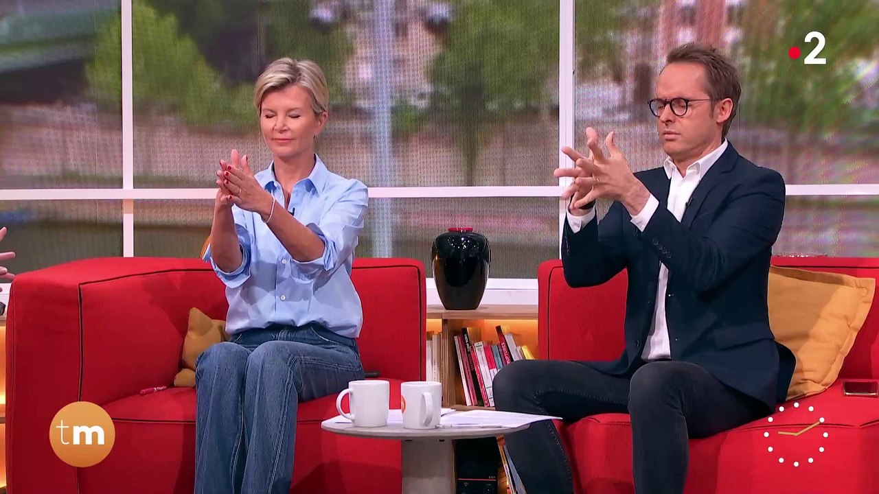 Damien Thévenot et Estelle Colin hypnotisés en direct dans « Télématin » par l’hypnotiseuse Giorda et partent en fou rire sur le plateau - VIDEO