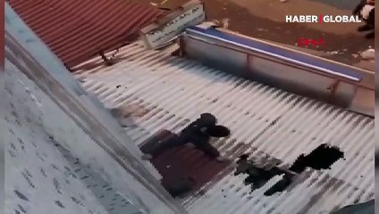 Esenyurt'ta apartman boşluğuna sıkışan hırsızı itfaiye kurtardı