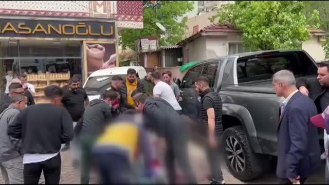 Yol verme kavgasında bıçaklanan kişi ağır yaralandı
