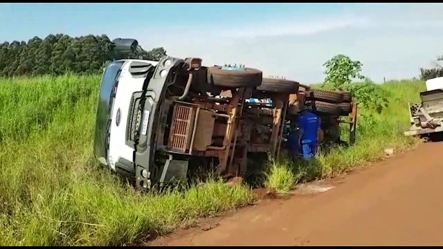 Caminhão tomba às margens da BR-369, em Cascavel