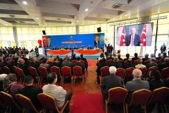 AK PARTİ'Lİ ÇAVUŞOĞLU TÜRKİYE'DE BÜYÜK BİR TİYATRO OYNANIYOR