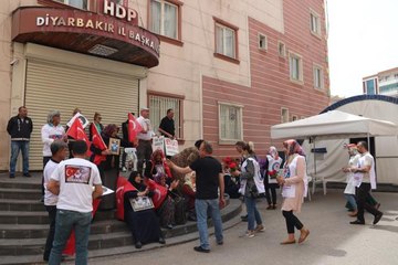 Diyarbakır annelerinin oturma eylemi bayramda da destek ziyaretleri ile sürüyor