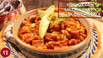 Huevos revueltos con salchichas en salsa de chile chipotle | Receta fácil | Directo al Paladar México