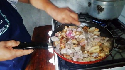 Bolon de verde con chicharon, carne de cerdo y sal prieta