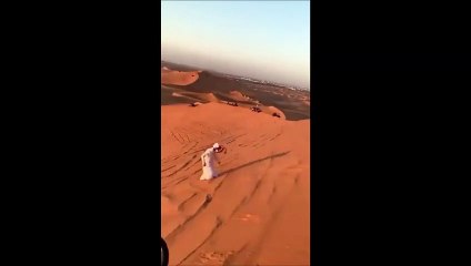 Il enchaine les backflip en descendant une dune... Tête qui tourne