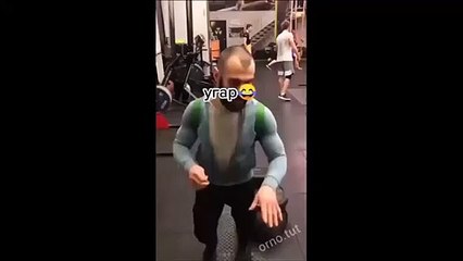 Ce prof de sport test un nouvel exercice... fin douloureuse