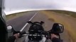 Un biker prévient un autre motard que sa moto est en feu